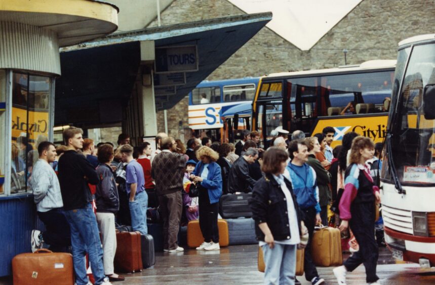 Large crowds of holiday makers at Dundee Bus Station in July 1991. 