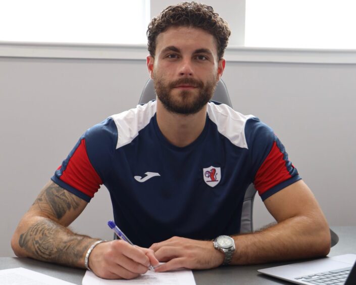 Josh Rae puts pen to paper on his Raith Rovers contract.