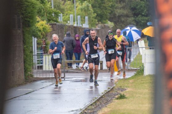 A push for the line at the end of the 10th Montrose triathlon. Image: Kim Cessford/DC Thomson