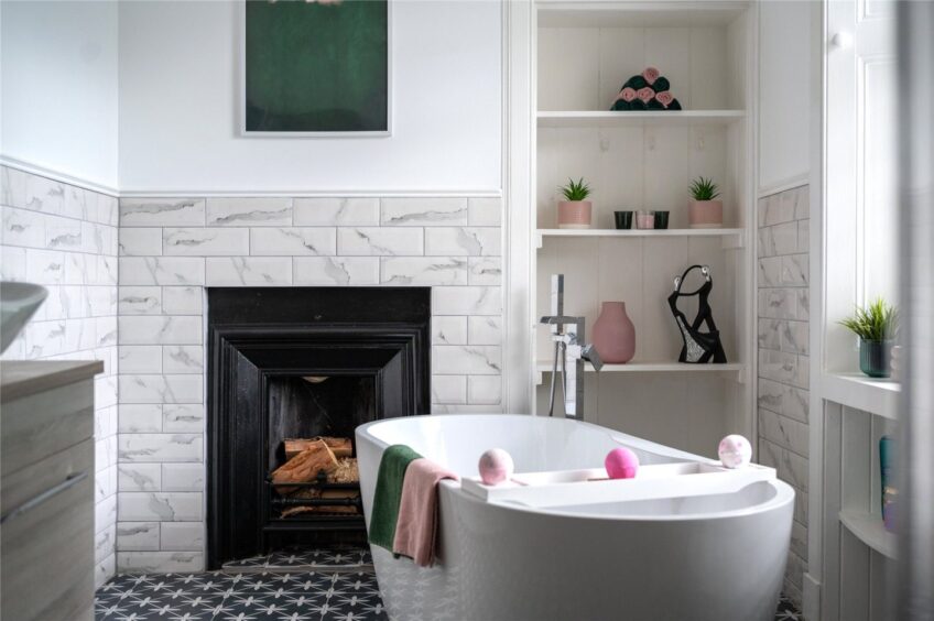 The en-suite bathroom. 