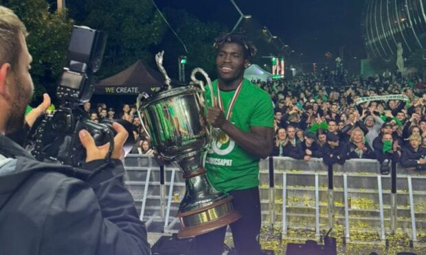 Isaac Pappoe with the Hungarian league title trophy