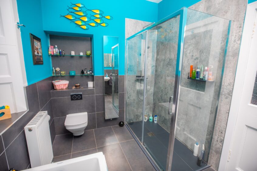 The en suite bathroom