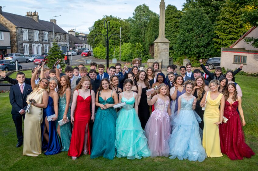 Viewforth High leavers ready to party at their 2025 prom!