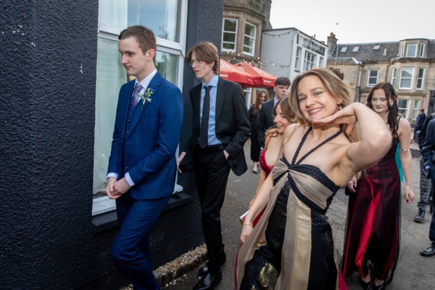 Pupils make their way into Laurel Bank Hotel for Viewforth High leavers' prom 2025