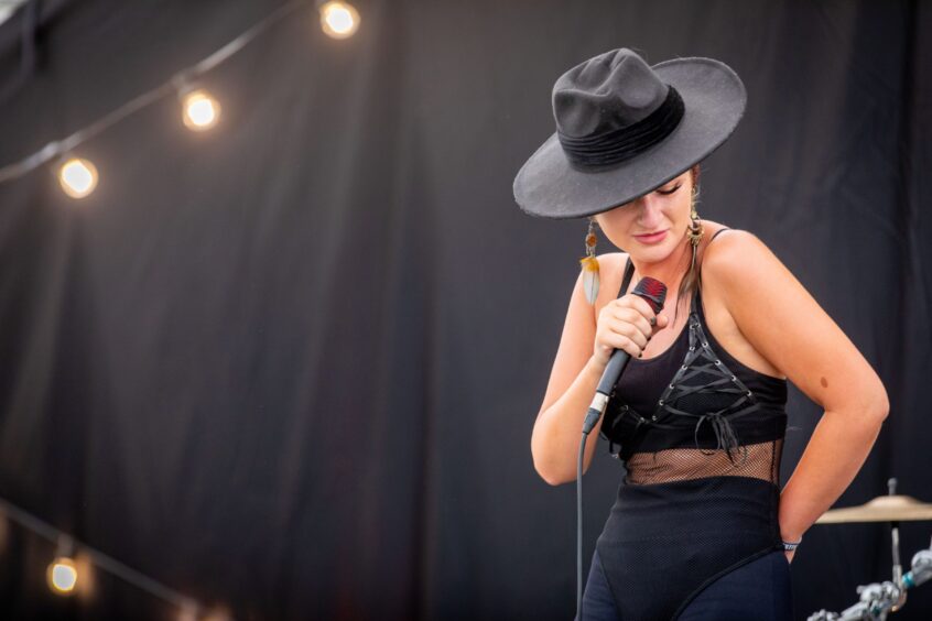 Lead singer Mo performing.