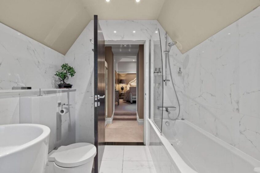 Another en suite bathroom