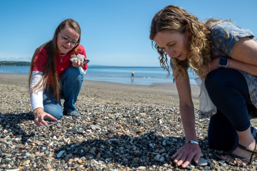 Nicole of Scottish Mudlarking shows me how to look for pieces of pottery and glass.