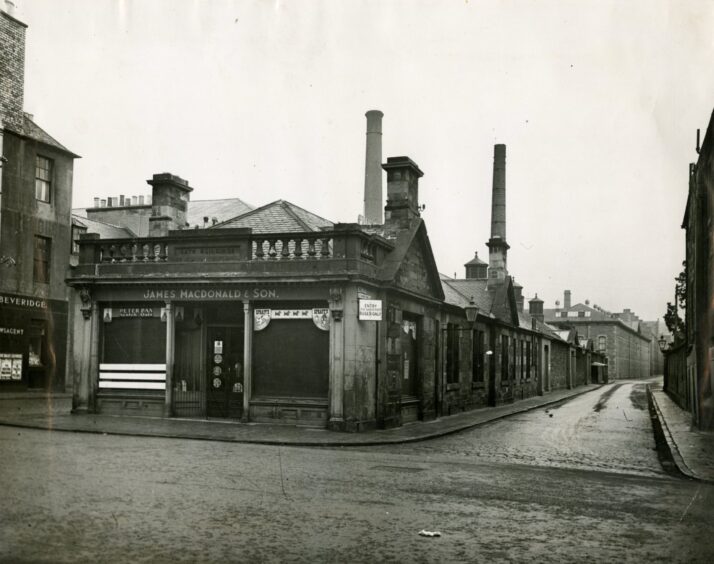 the exterior of the Mill Street bath and washhouse in 1952.