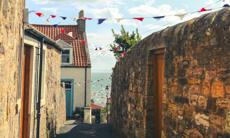 The beautiful lanes of Pittenweem with sea view.