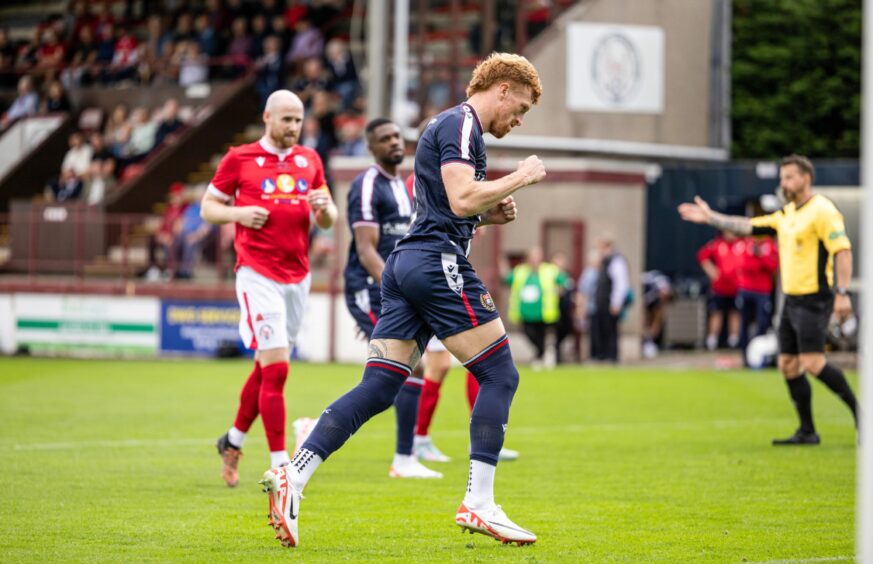 Simon Murray kicked things off for Dundee with an early penalty. Image: Ross Parker/SNS