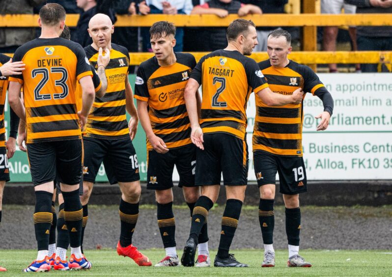 Alloa's Steven Buchanan (R) celebrates his winner. Image: Paul Devlin/SNS