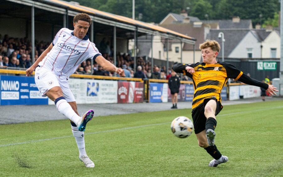 Dundee search for a late equaliser. Image: Paul Devlin/SNS