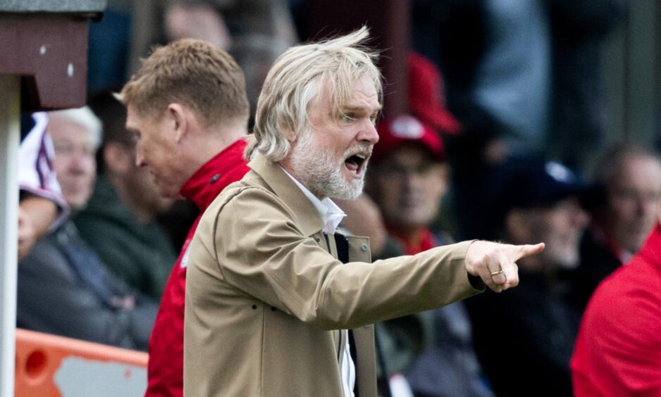 Steven Pressley yells instructions to his Dundee players. Image: Ross Parker/SNS