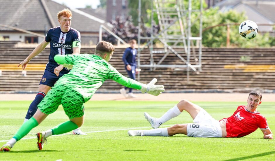 Simon Murray finishes from close range to put Dundee 2-0 up. Image: Ross MacDonald/SNS