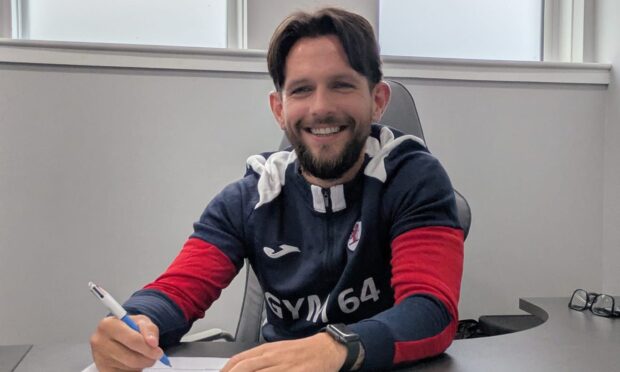 Dylan Easton puts pen to paper on his new Raith Rovers contract.