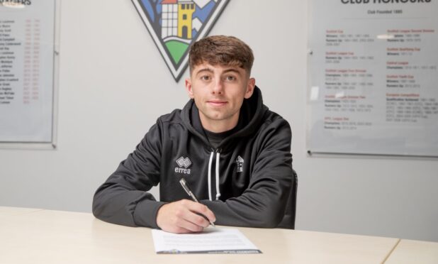 Josh Cooper puts pen to paper on his contract extension at Dunfermline Athletic.