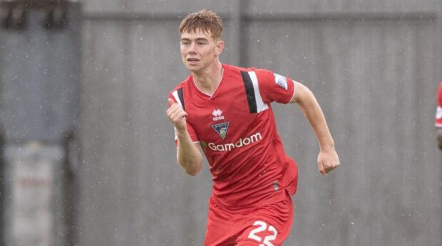 Keith Bray in action for Dunfermline Athletic.