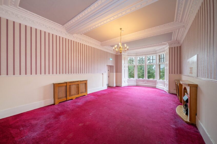 There are some beautiful reception rooms.