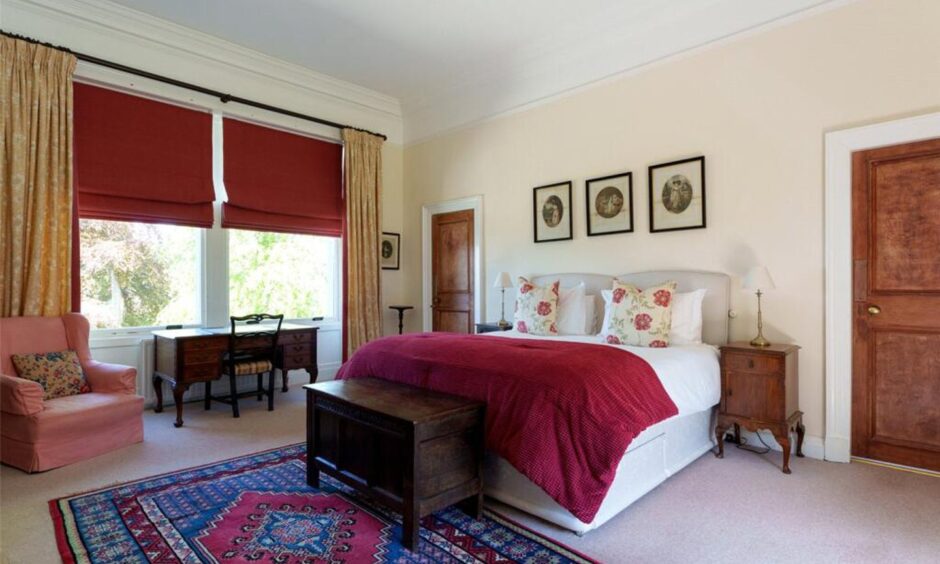The principal bedroom.
