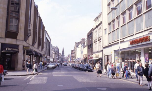 A busy scene in Perth High Street in 1988. Image: DC Thomson.
