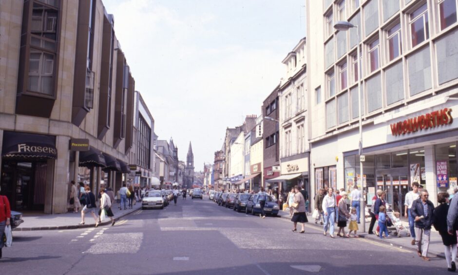 A busy scene in Perth High Street in 1988. Image: DC Thomson.