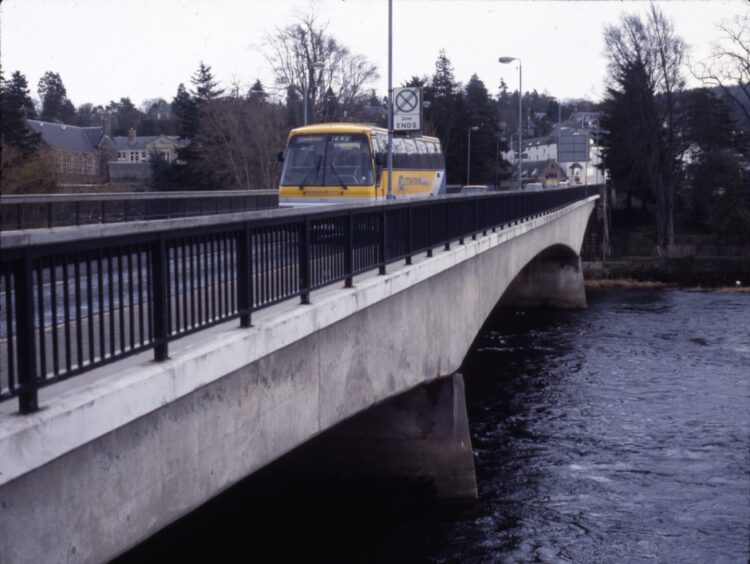 Perth Queen's Bridge in February 1990. 