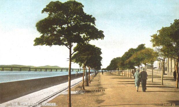 A view of Dundee Esplanade looking towards the Tay Rail Bridge in 1932. Image: Supplied.