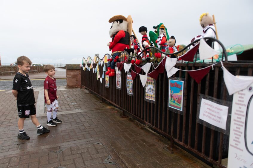Arbroath Woolly Workers yarn bombing display.