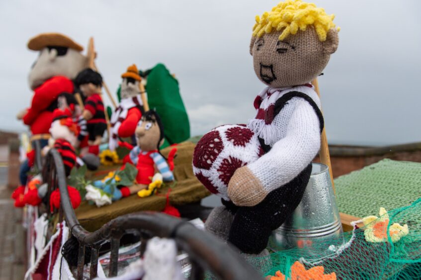 Arbroath yarn bombers create Oor Wullie.