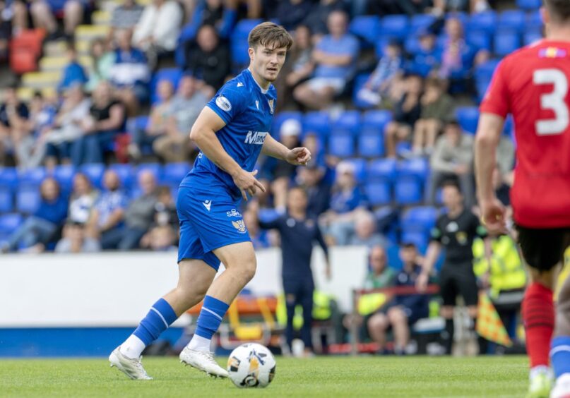Morgan Boyes makes a pass.