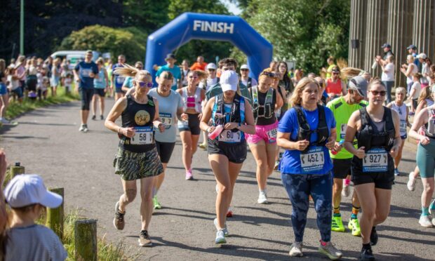 Runners setting off in Camperdown Park at the Dundee Dram Half Marathon