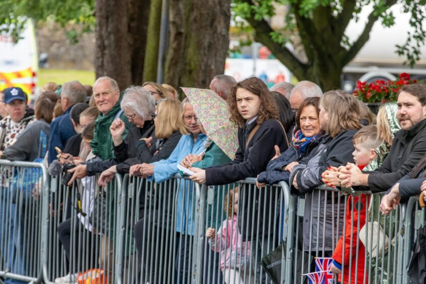Crowds wait patiently