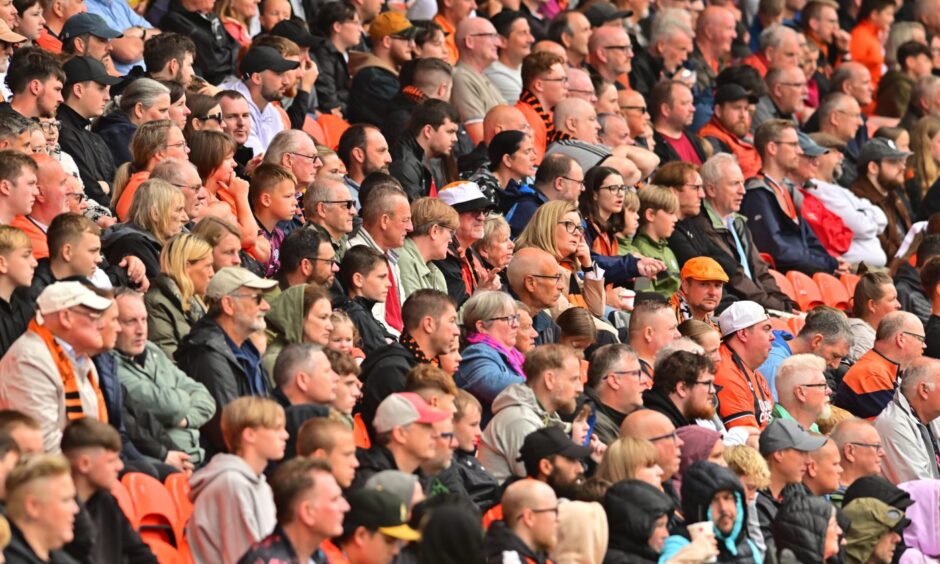 United fans turned out for their first glimpse at Tannadice of a new look Tangerines side.