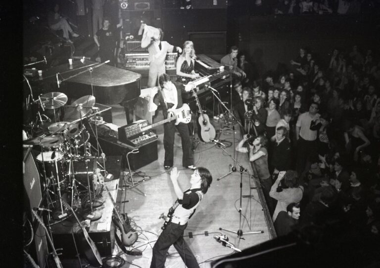Paul McCartney Wings 1975 Dundee Gig Captured In Rare Photos paul-mccartney-wings-1975-dundee-gig-captured-in-rare-photos