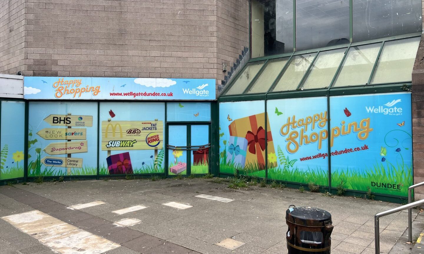 How many empty shops are in Dundee's Wellgate Centre?