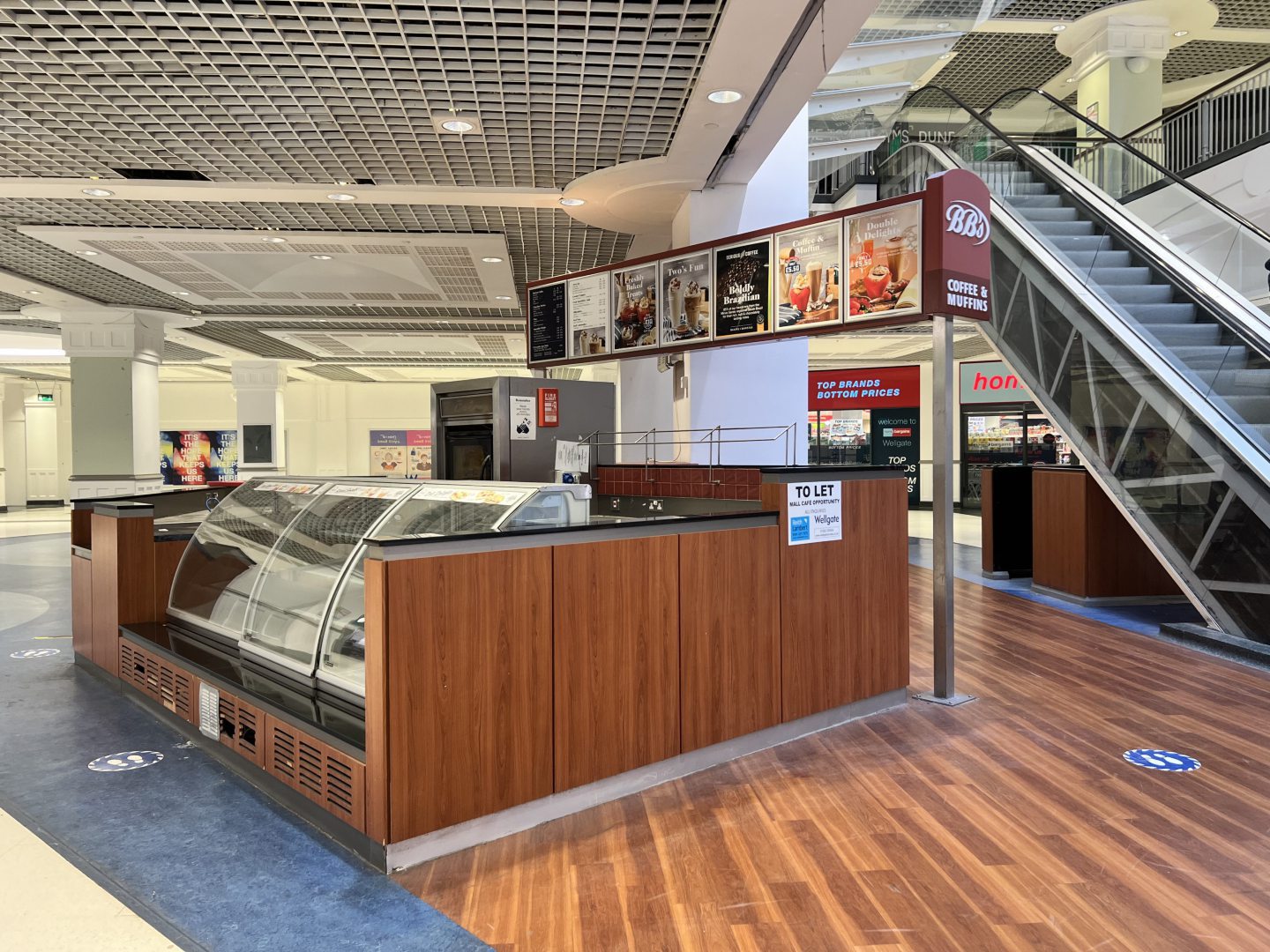 How many empty shops are in Dundee's Wellgate Centre?