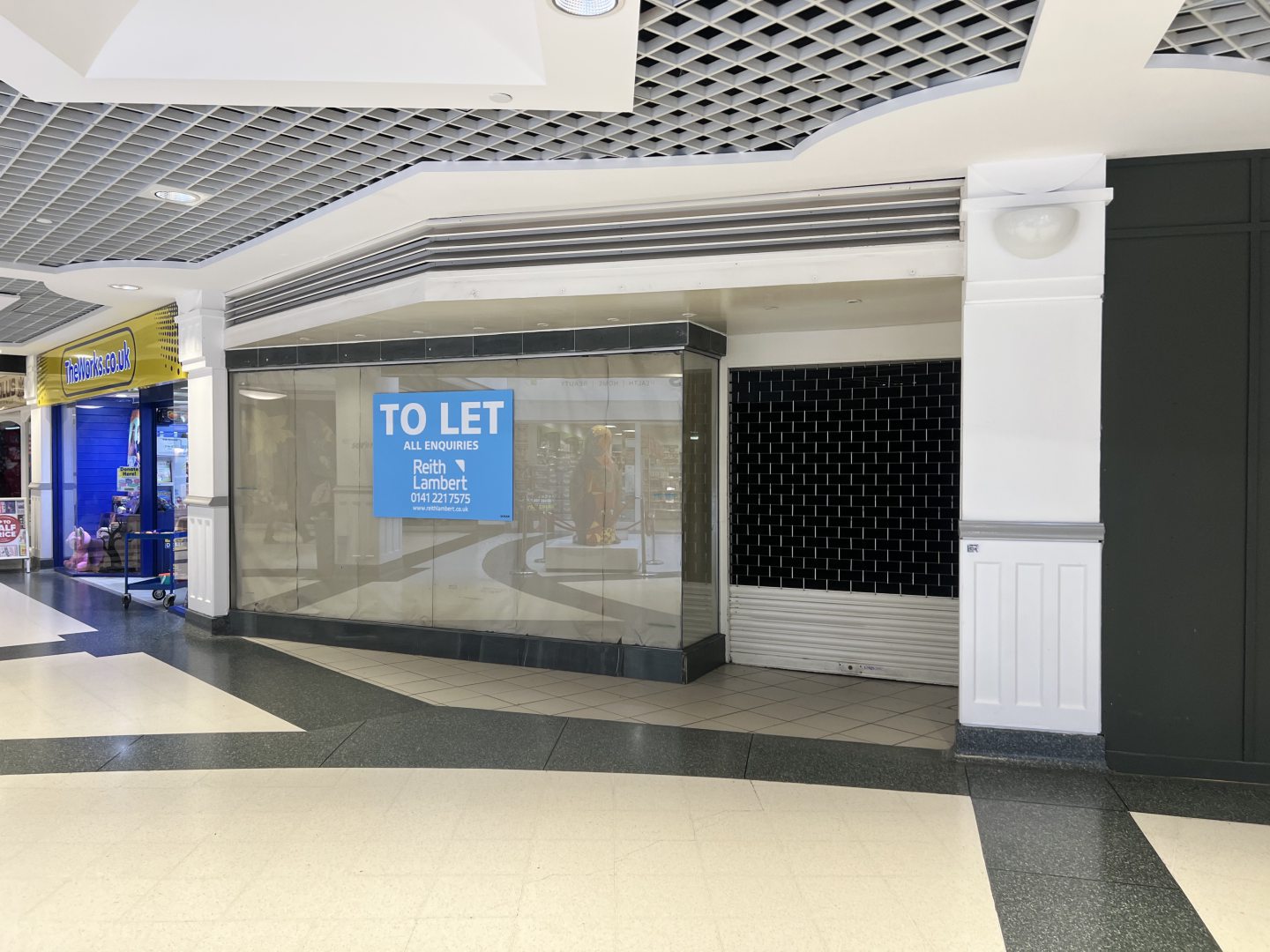 How many empty shops are in Dundee's Wellgate Centre?