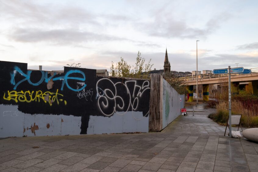 View along Whalers Lane towards the city centre. 