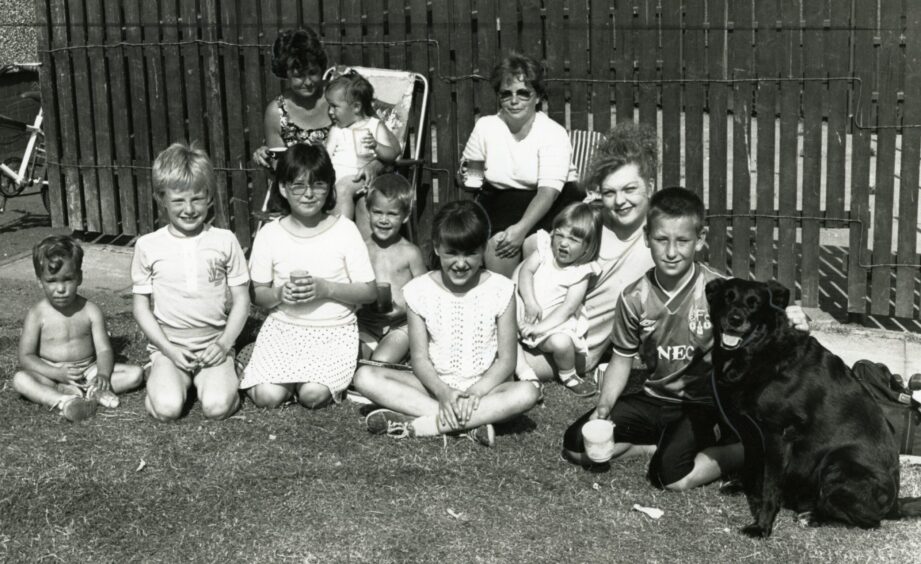 Kids and family enjoy the sun in Dundee's Whitfield estate in 1989. 