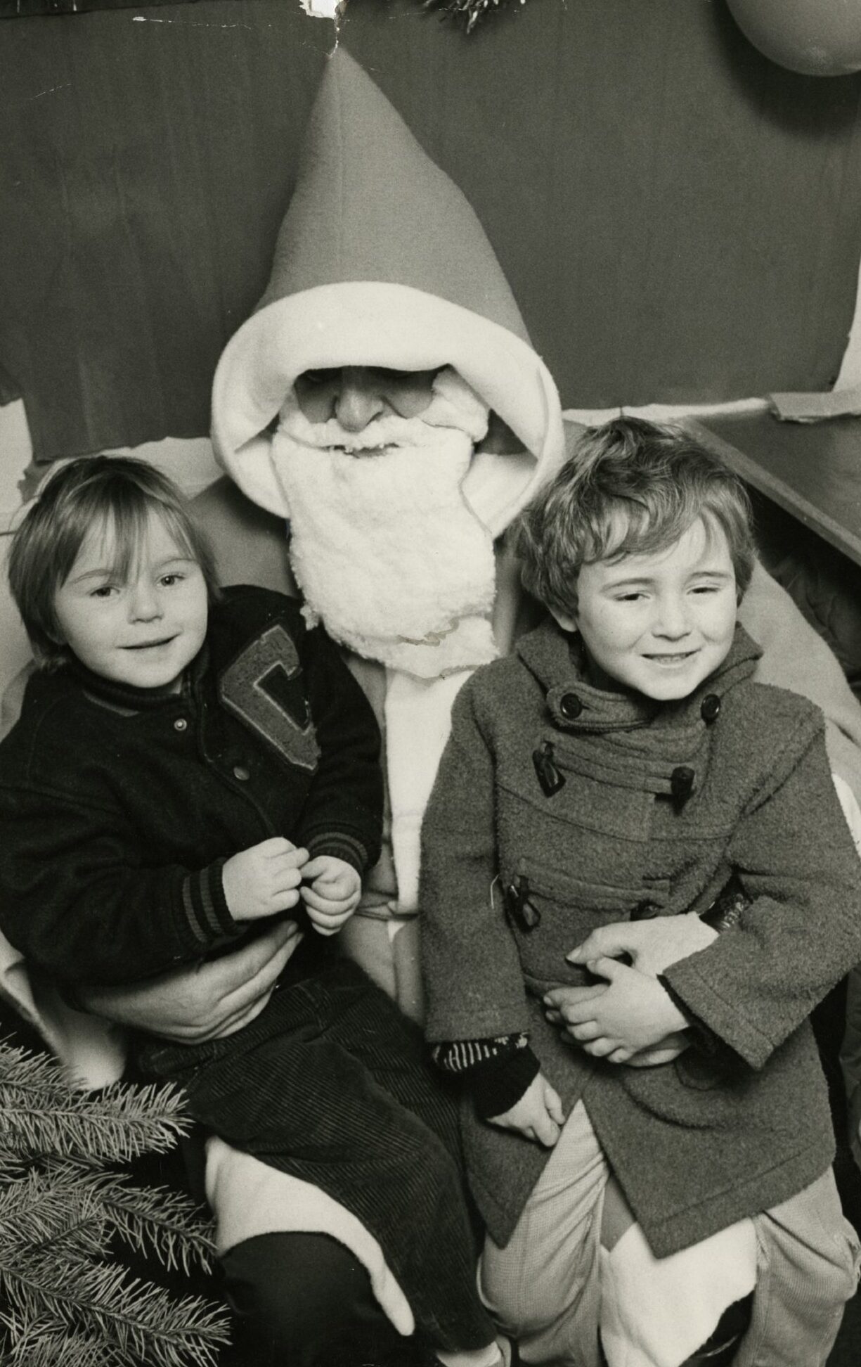 Santa with two Dundee kids.