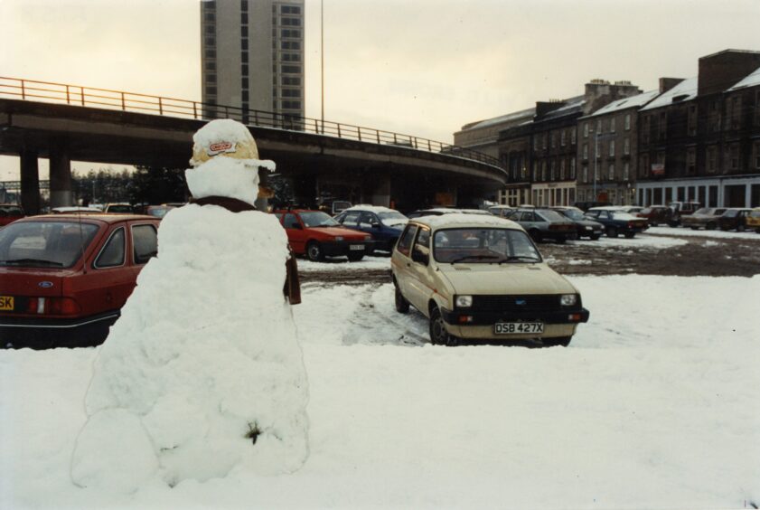 A snowman at the bottom of Commercial Street in Dundee in January 1991.