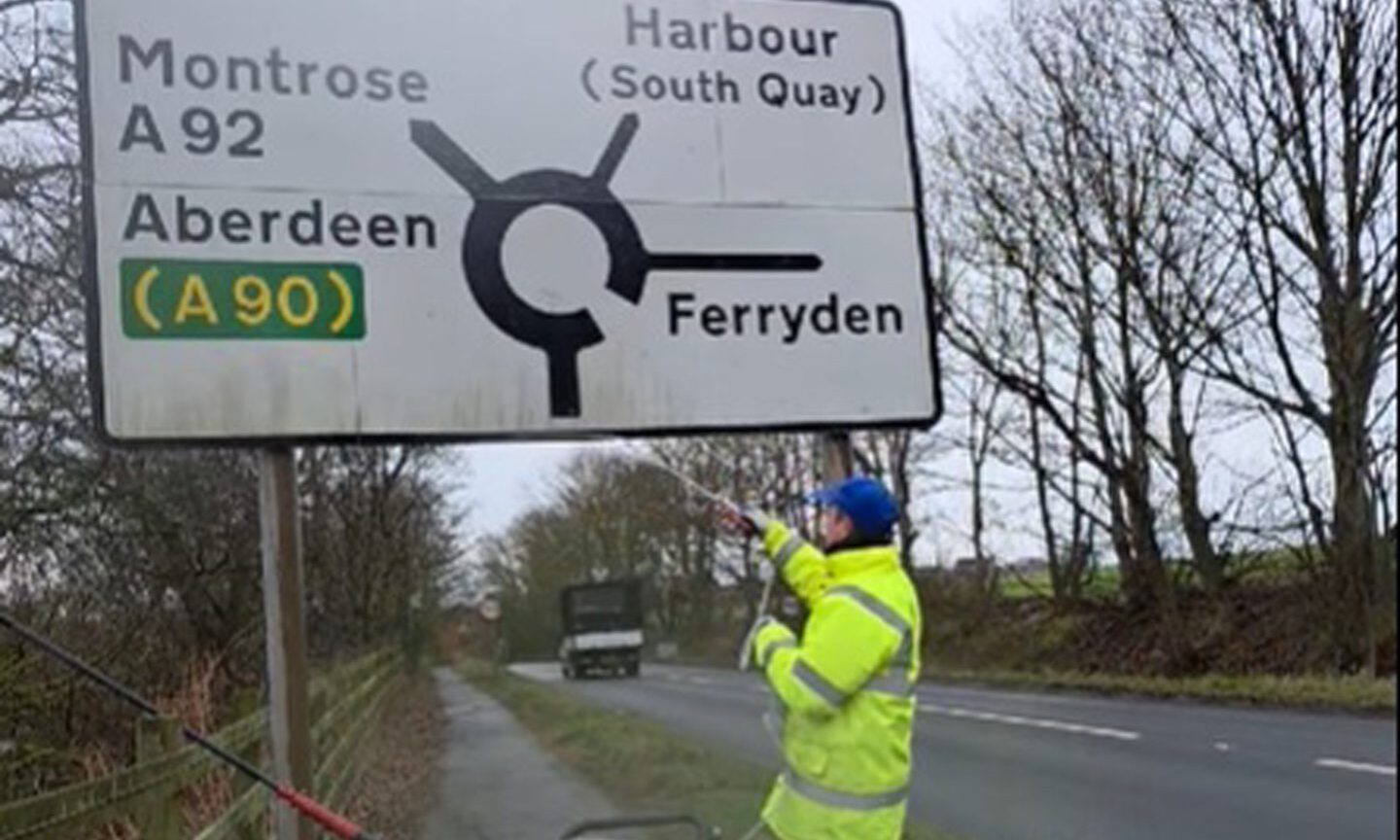 Tony shows the way by cleaning Montrose town road signs for free