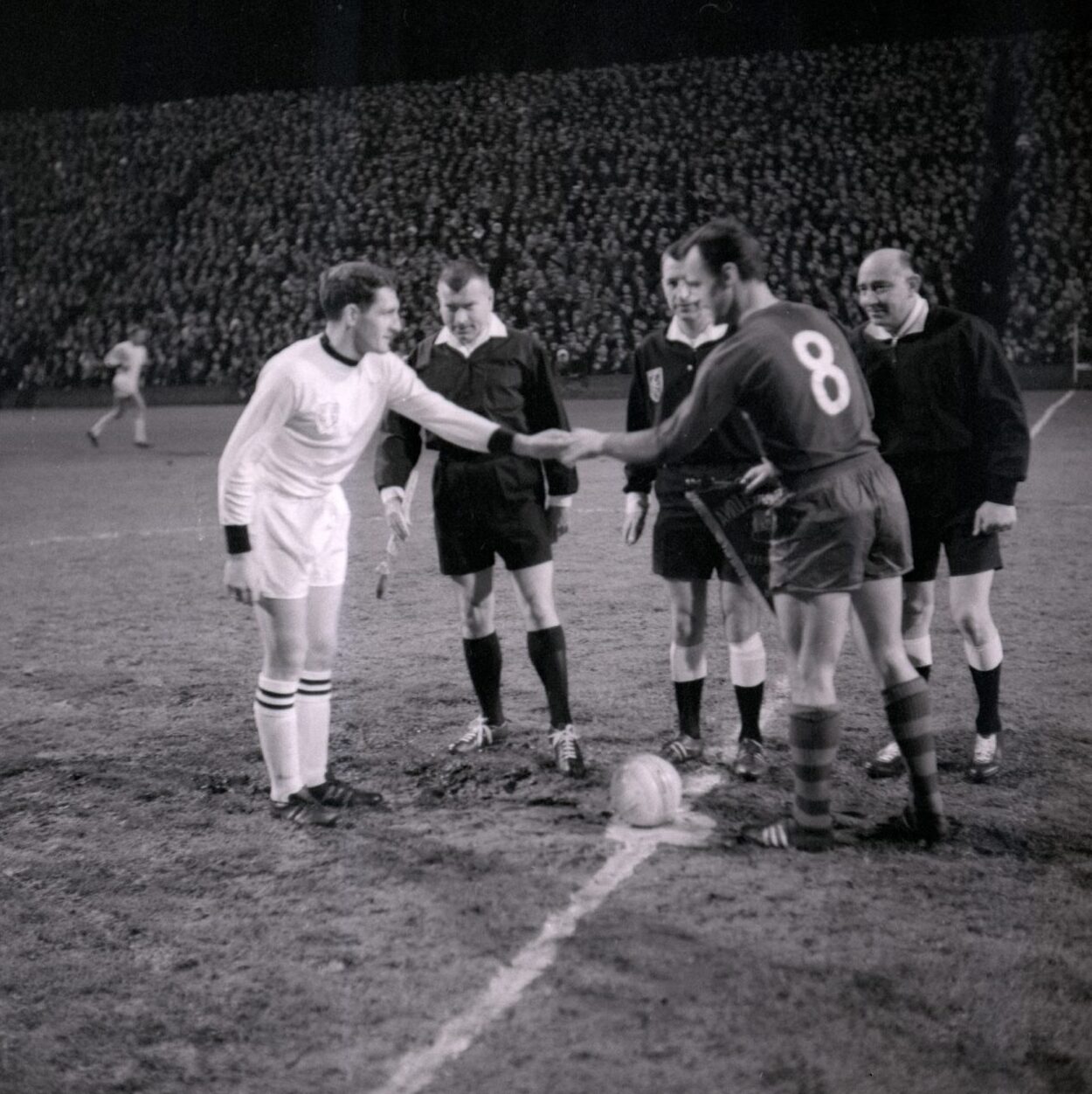 Team captains Jimmy Briggs and Lucien Müller shake hands. 