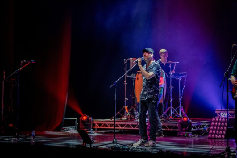 Justin Rocks Alhambra Runrig tribute rocks Alhambra Theatre in Dunfermline