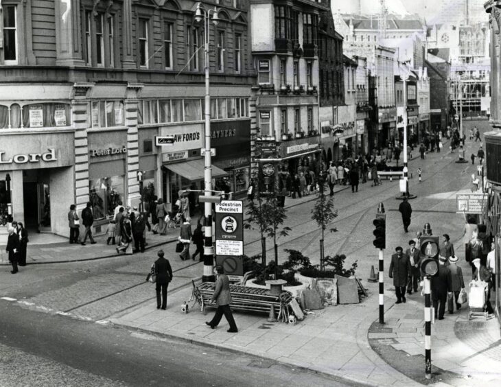 A busy scene in the Murraygate in October 1975