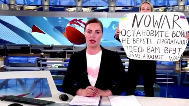 Marina Ovsyannikova: Russian journalist interrupts a live news bulletin on Russia's state TV "Channel One"