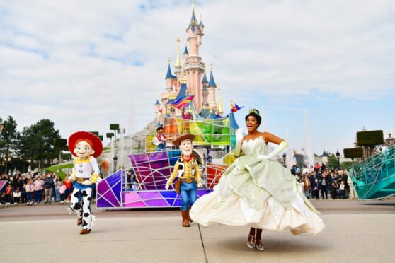 Jesse, Woody and Tiana leading the floats of the Dream... And Shine Brighter show at Disneyland Paris.