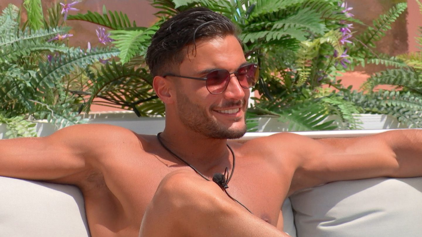 Davide Sanclimenti chats to Paige on Love Island.