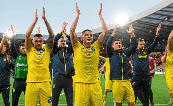 Ukraine’s players 
celebrate their 
success with their fans.