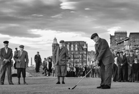 Gary Player poses for Yarrow’s recreation 
of the famous St Andrews picture 
from 1895.
